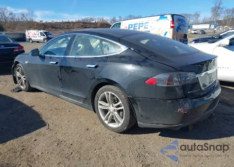 2013 Tesla Model S z USA, uszkodzony, nr VIN 5YJSA1AG7DFP11063